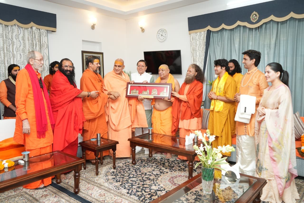 मुख्यमंत्री आवास में आध्यात्मिक संगम- आशीर्वाद, शुभकामनाएँ और सांस्कृतिक दृष्टि का सम्मान