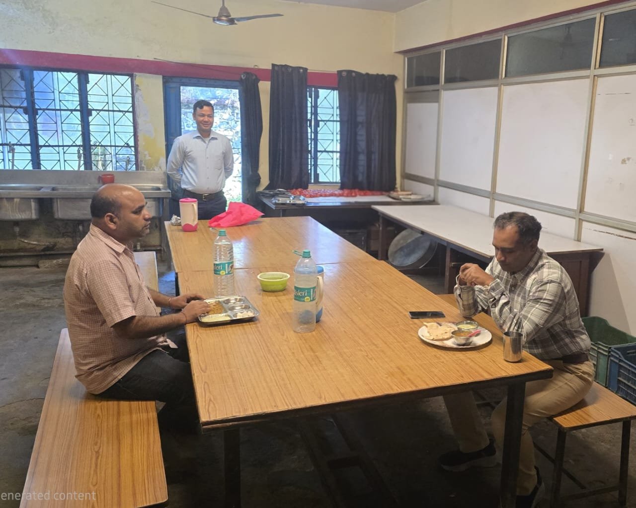 एसएसपी मंजुनाथ टी.सी. का सराहनीय कदम — पुलिस जवानों के संग किया भोजन, भोजनालय की व्यवस्थाओं का लिया जायज़ा