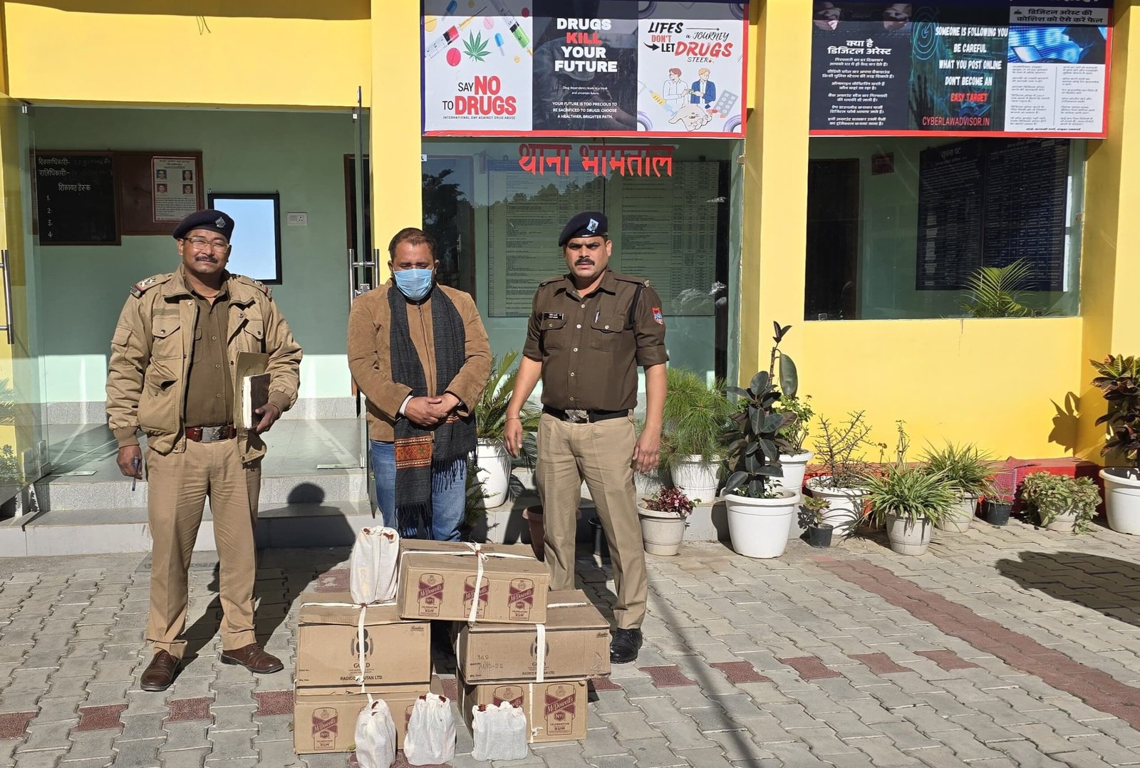 नैनीताल पुलिस ने भीमताल से एक शराब तस्कर को 05 पेटी अवैध अंग्रेजी शराब तथा बेतालघाट से 01 तस्कर को 02 पेटी अवैध देशी शराब के साथ किया गिरफ्तार*