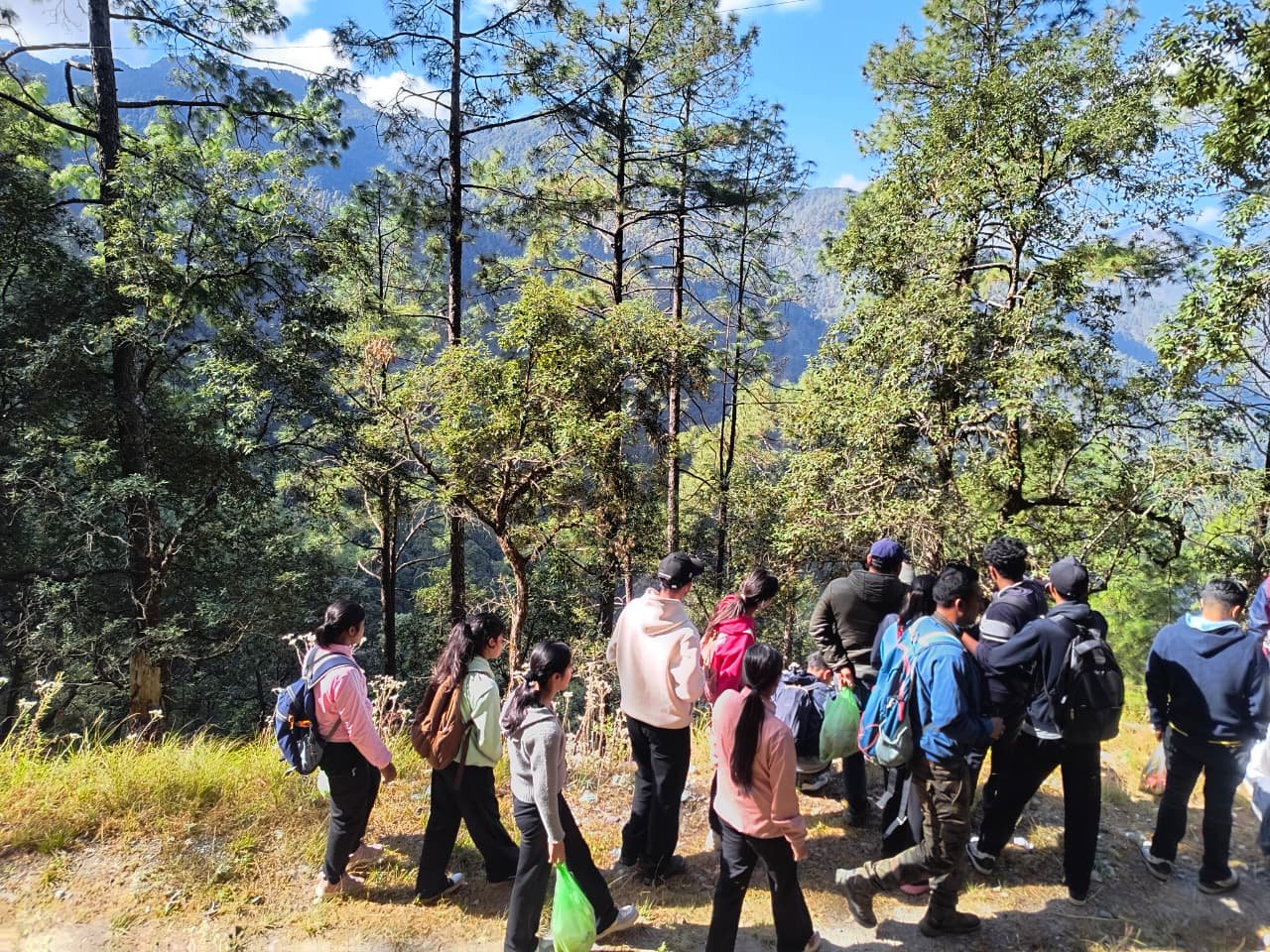राज्य स्थापना दिवस पर युवाओं को दिया गया बर्ड वॉचिंग और प्राथमिक उपचार का प्रशिक्षण