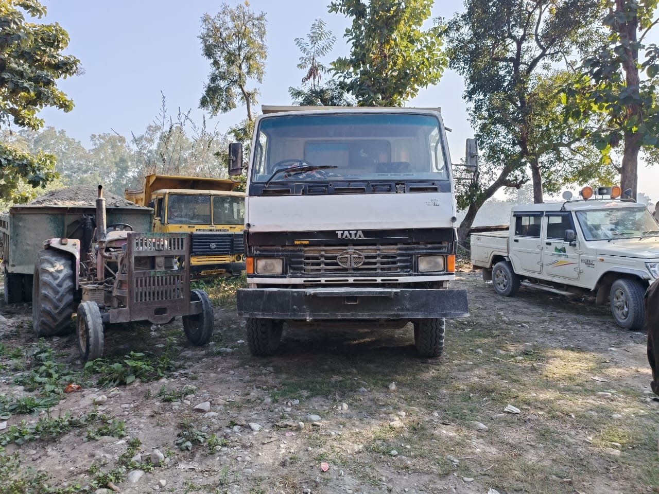 बंजारी नदी क्षेत्र में वन विभाग का शिकंजा, कई वाहन जब्त, चालक फरार