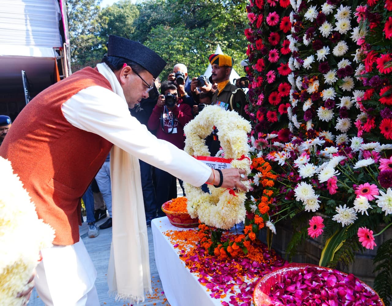 971 युद्ध के वीरों को सम्मान, मुख्यमंत्री धामी ने शहीद स्मारक पर अर्पित किया पुष्पचक्र