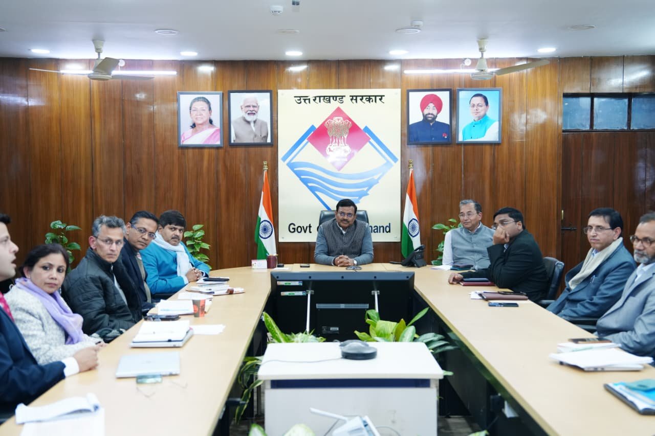 मुख्य सचिव ने ली देहरादून शहर यातायात संकुलन को लेकर अधिकारियों के साथ बैठक
