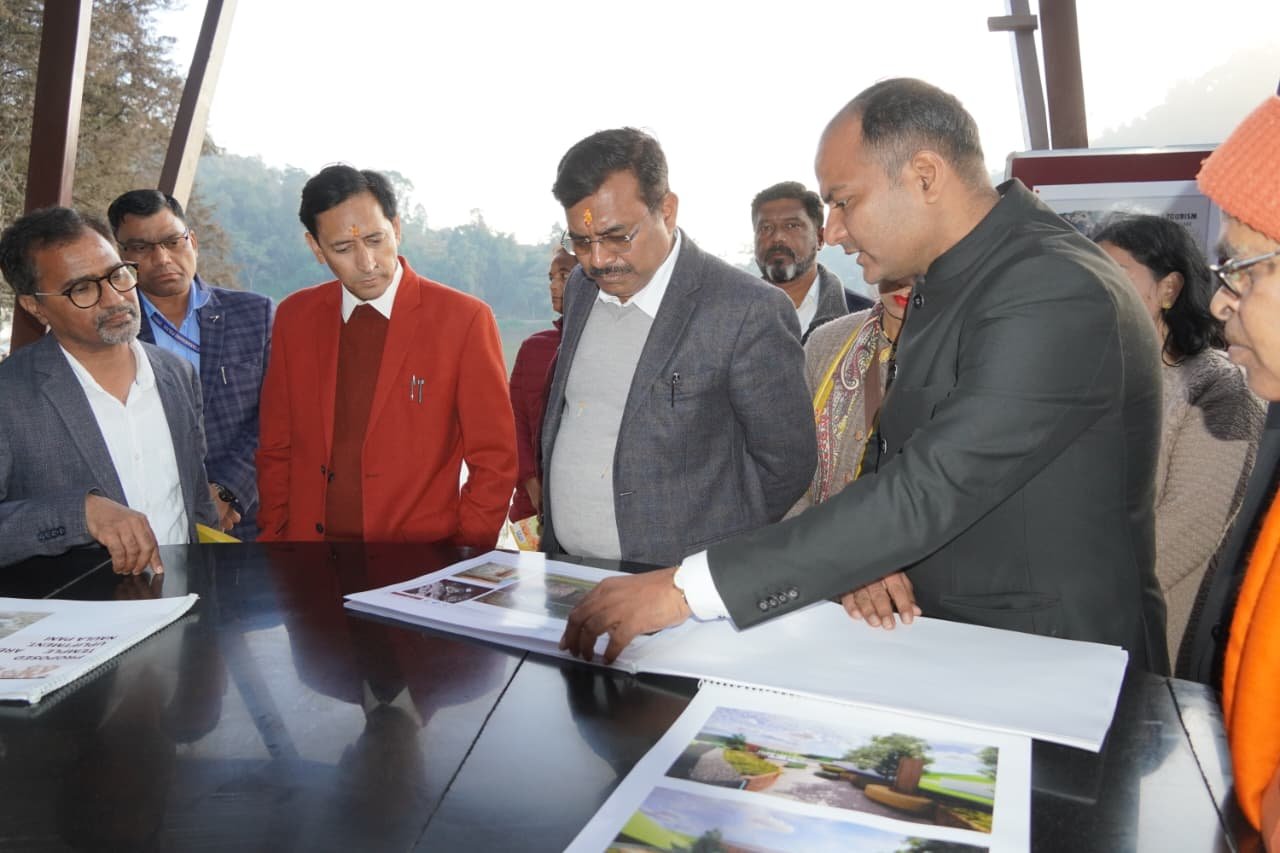मुख्य सचिव  आनन्द बर्द्धन का चम्पावत में व्यापक विकास कार्यों का स्थलीय निरीक्षण