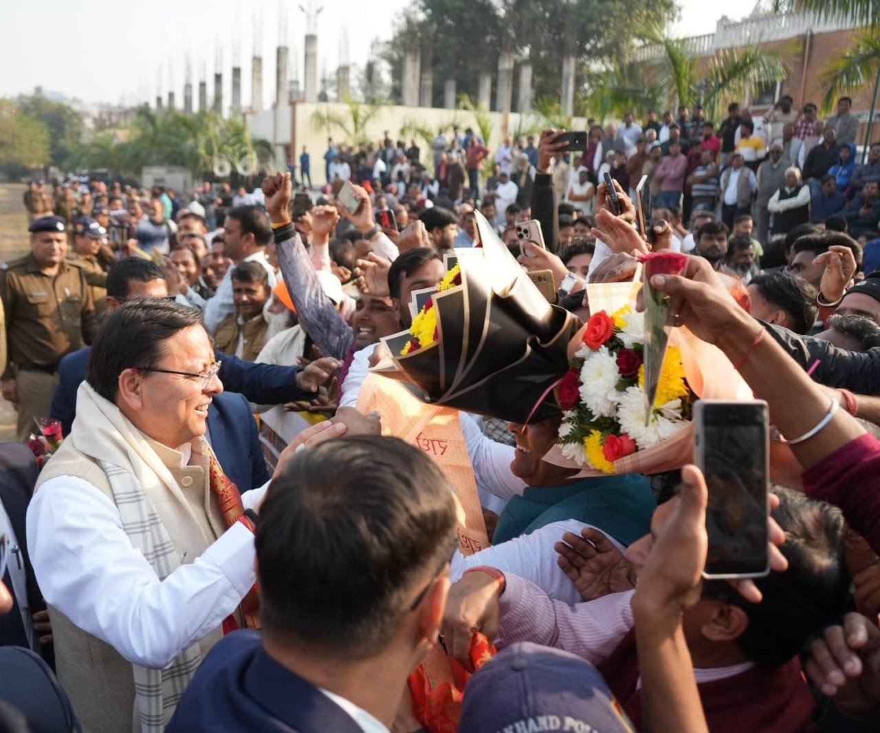 CM धामी के किसान हितैषी फैसले पर उमड़ा जनसमर्थन—हरिद्वार में भव्य स्वागत।