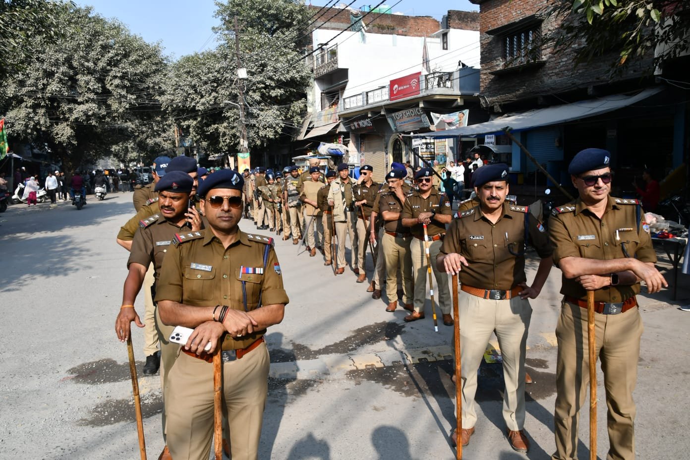 बनभूलपुरा क्षेत्र में फ्लैग मार्च निकालकर नैनीताल पुलिस ने दिया शांति एवं सुरक्षा का पैगाम*