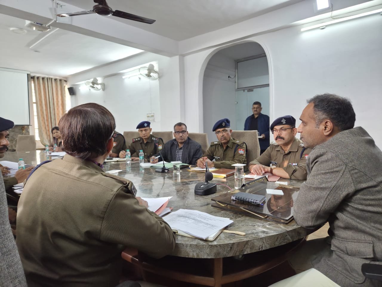 बनभूलपुरा रेलवे भूमि प्रकरण: निर्णय से पहले नैनीताल पुलिस हाई अलर्ट पर।