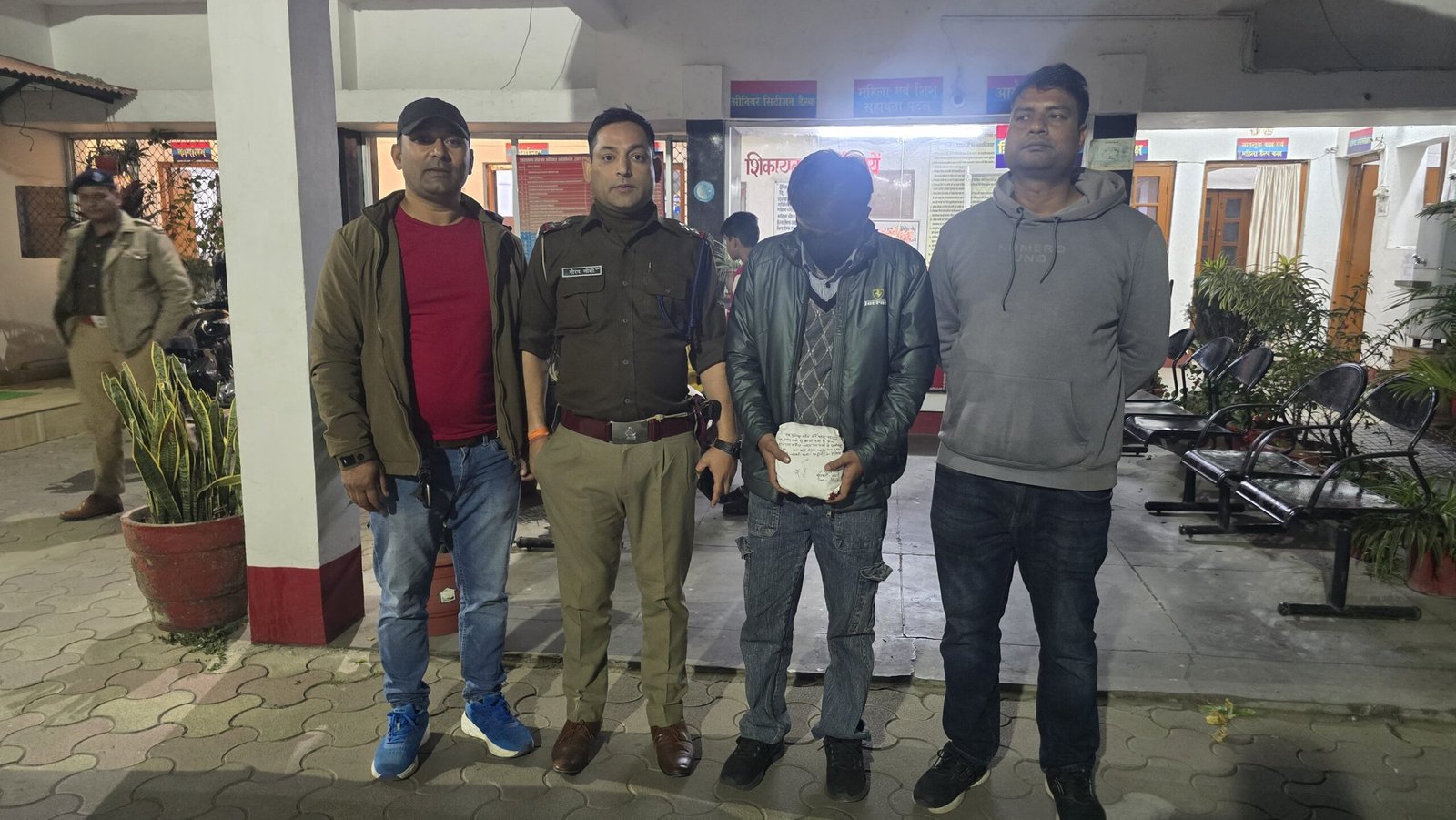 नशा तस्करों पर पुलिस की सख्ती, SOG ने चरस तस्कर को किया गिरफ्तार।