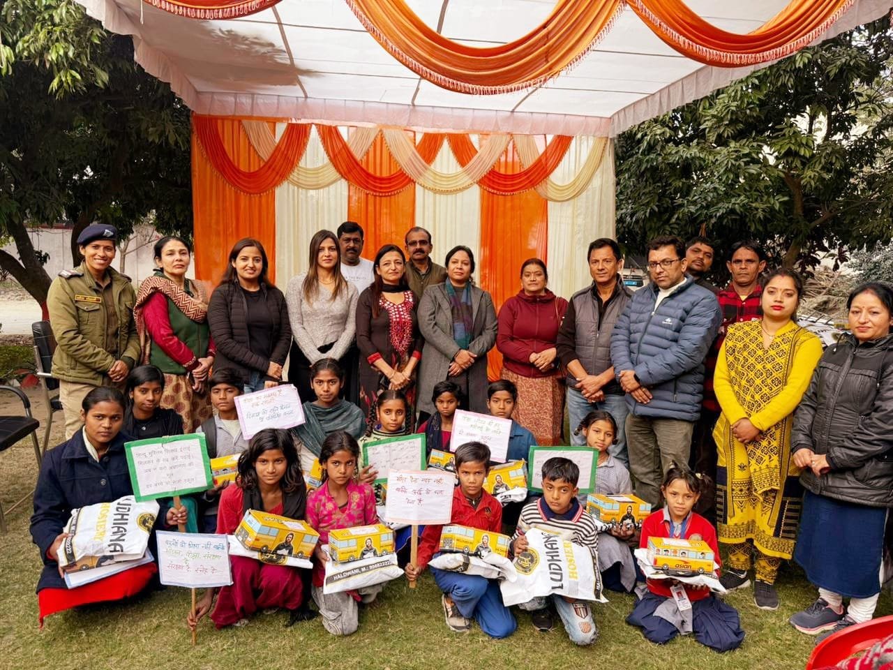 सामाजिक सरोकार की मिसाल: आईजी रिद्धिम अग्रवाल ने बच्चों को गर्म कपड़े पहनाए