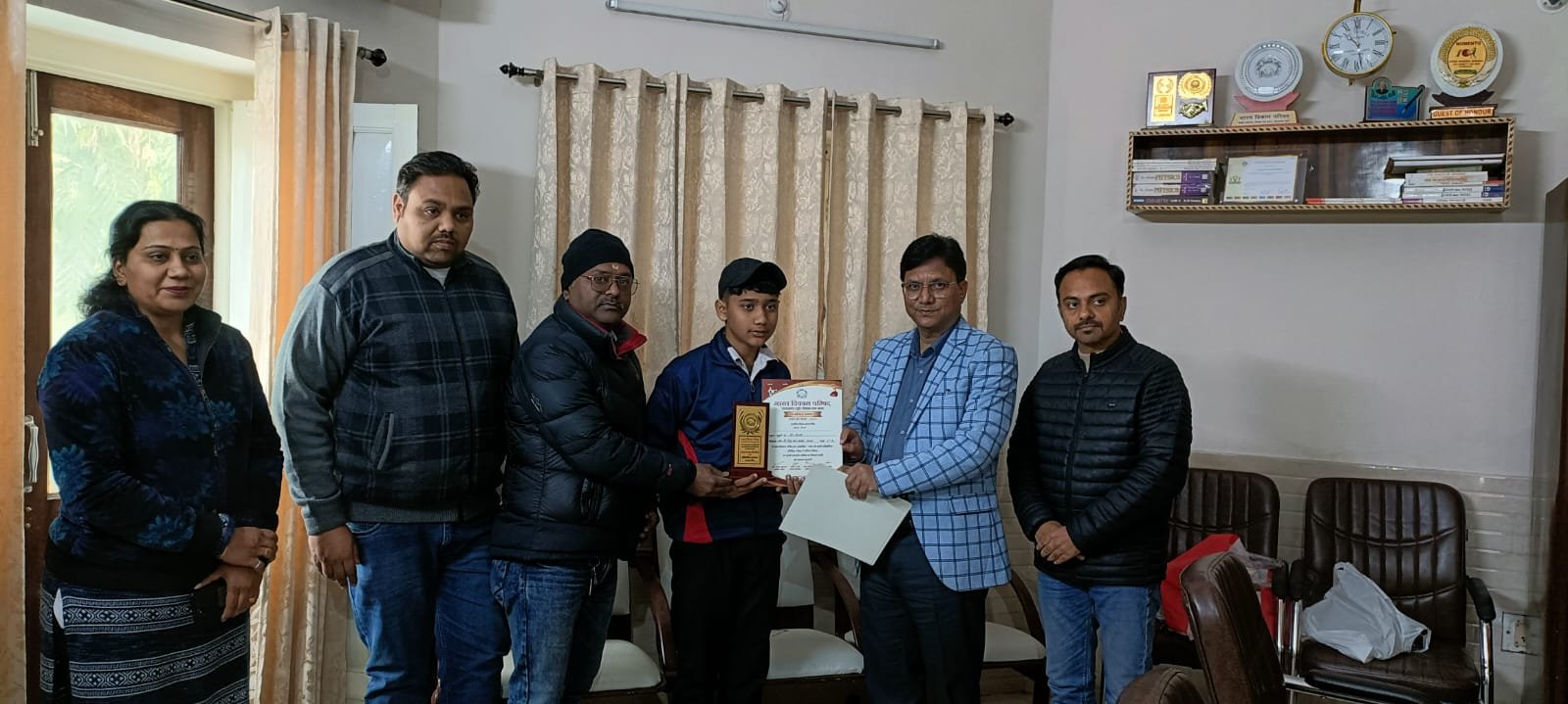 भारत विकास परिषद द्वारा विगत दिनों सम्पन्न कराये गए कार्यक्रमों गुरु वंदन छात्र अभिनंदन एवं भारत को जानो प्रतियोगिता कराई गई थी। विद्यालय के मीडिया प्रभारी हेम चन्द्र पाण्डे ने जानकारी दी कि, भारत विकास परिषद की ओर से गुरु वंदन छात्र अभिनंदन में दो अध्यापकों रसायन विज्ञान प्रवक्ता राजीव कुमार शर्मा तथा अंग्रेजी प्रवक्ता चेतन स्वरूप जी को सम्मानित किया गया एवं छात्रों में चेतन गोस्वामी तथा प्रशस्ति करगेती को सम्मानित किया गया।                  जबकि भारत को जानो प्रतियोगिता में विद्यालय स्तर पर सीनियर वर्ग में चेतन गोस्वामी, यशस्वी फुलेरिया एवं नमन अधिकारी तथा जूनियर वर्ग में सारा कुरैशी, मौ0 फरहान एवं अंश को सम्मानित किया गया।                     सम्मान समारोह कार्यक्रम में विद्यालय के प्रधानाचार्य संजीव कुमार शर्मा, चारु चन्द्र तिवारी, गौरव शर्मा, के0 के0 फुलेरा, नेहा गुप्ता, एवं भारत विकास परिषद के अंशुल अग्रवाल, अखिल मित्तल, गौरव अग्रवाल आदि उपस्थित रहे।