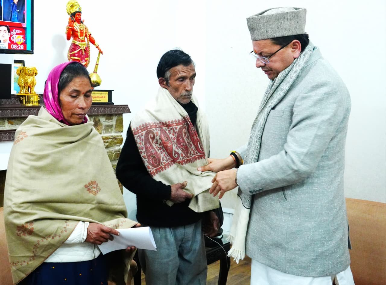 मुख्यमंत्री धामी से मिले अंकिता भंडारी के माता-पिता, न्याय का मिला आश्वासन