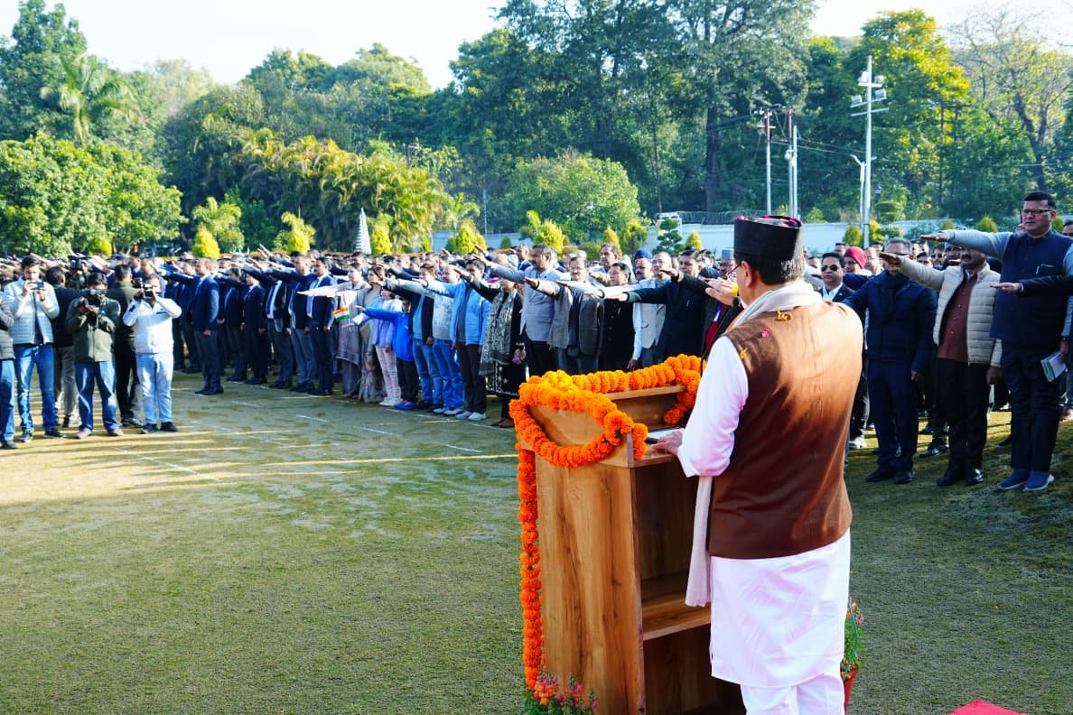 मुख्यमंत्री पुष्कर सिंह धामी ने दिलाई संविधान की उद्देशिका की शपथ
