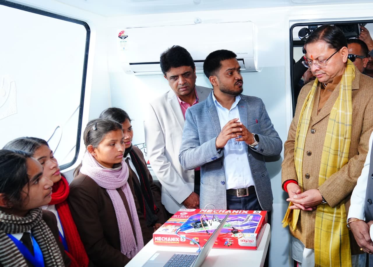 छात्रों के लिए एआई और कोडिंग सीखने की मोबाइल लैब, सीएम धामी ने किया फ्लैग ऑफ