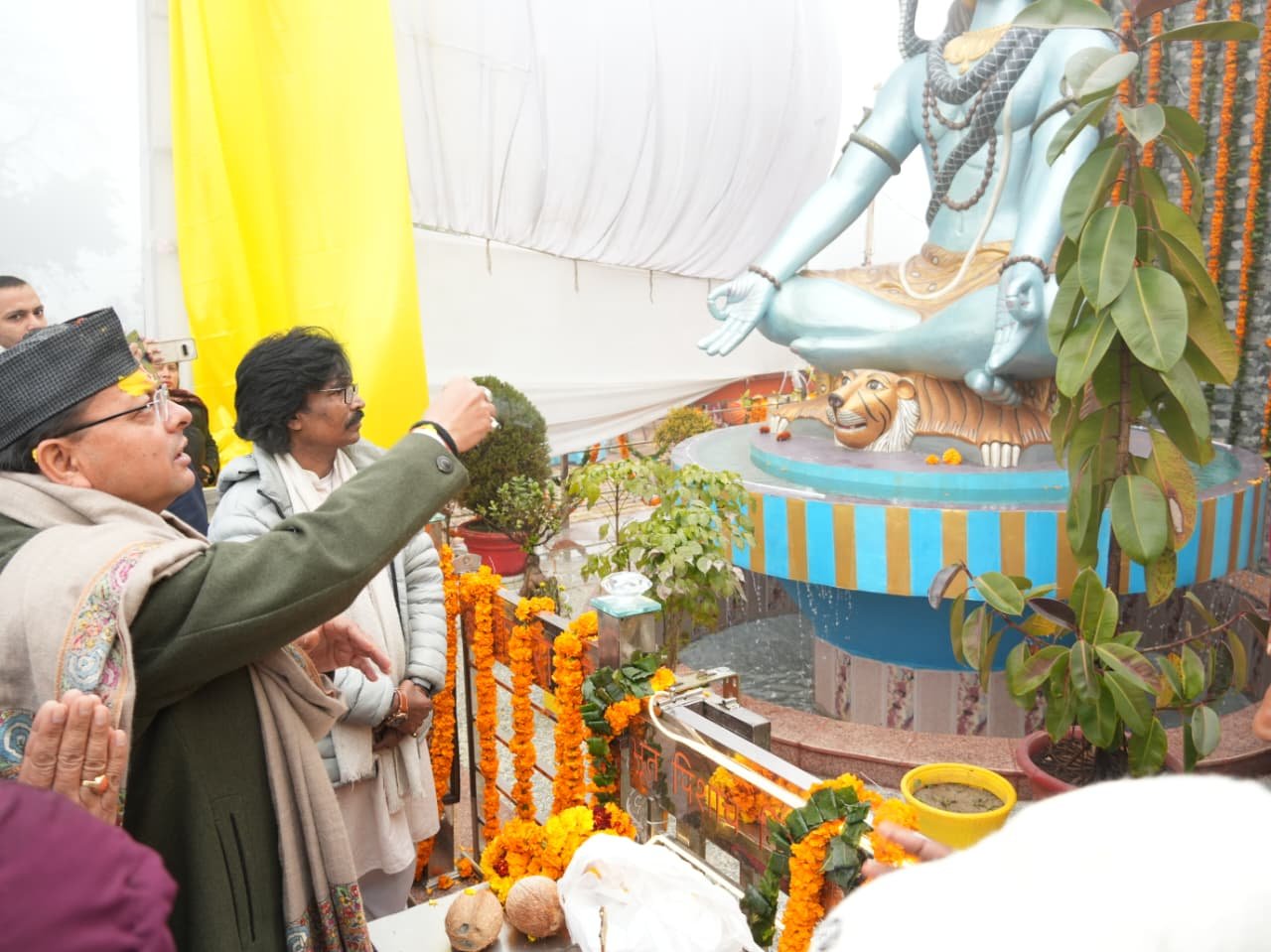 मकर संक्रांति पर धार्मिक आस्था का संदेश, ब्रह्मदेव मंदिर पहुँचे मुख्यमंत्री धामी