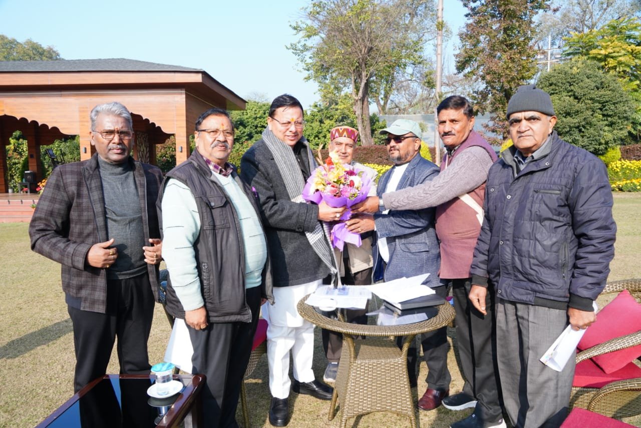 मुख्यमंत्री धामी से सेवानिवृत्त कार्मिक समन्वय समिति की भेंट, पेंशनरों की मांगों पर संवेदनशील कार्यवाही का आश्वासन