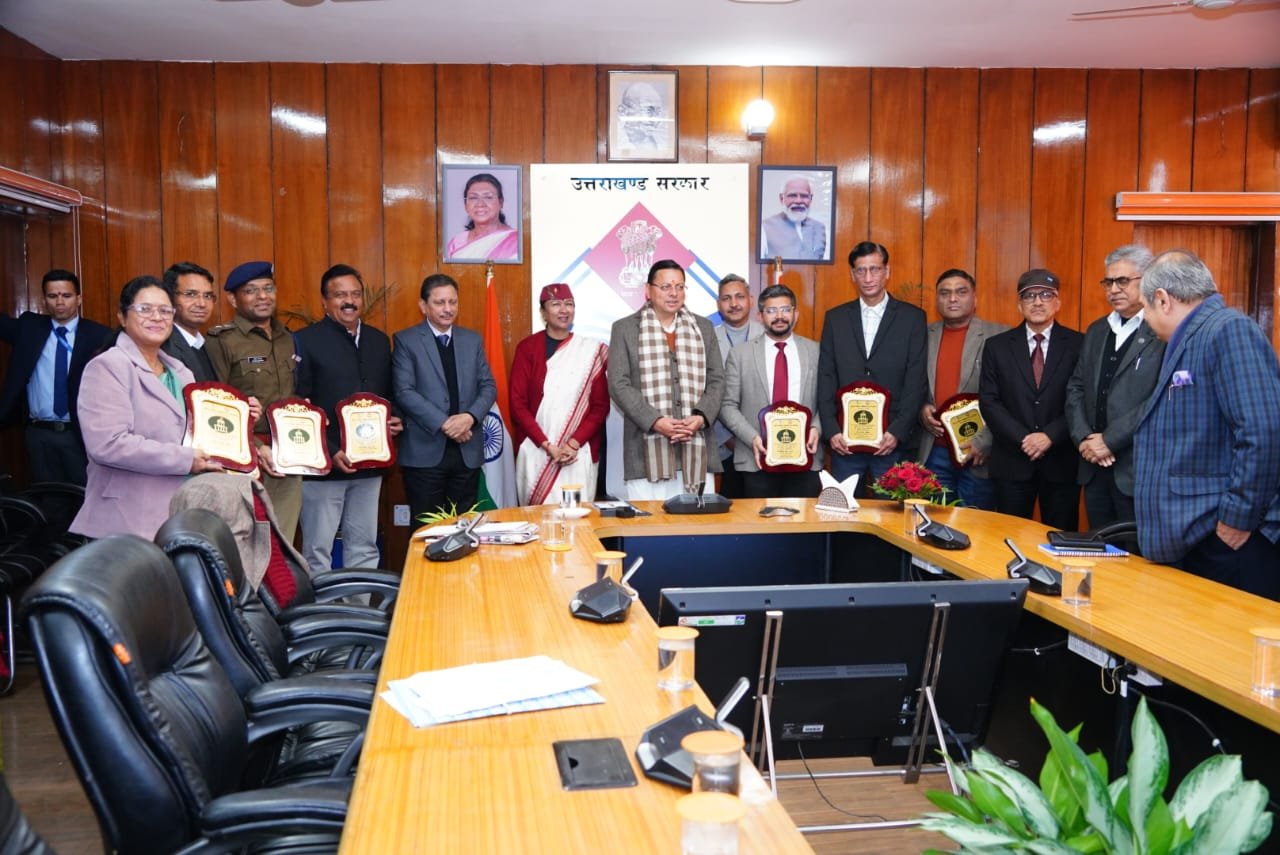 आरटीआई अधिनियम के 20 वर्ष पूर्ण, मुख्यमंत्री धामी ने उत्कृष्ट अधिकारियों को किया सम्मानित