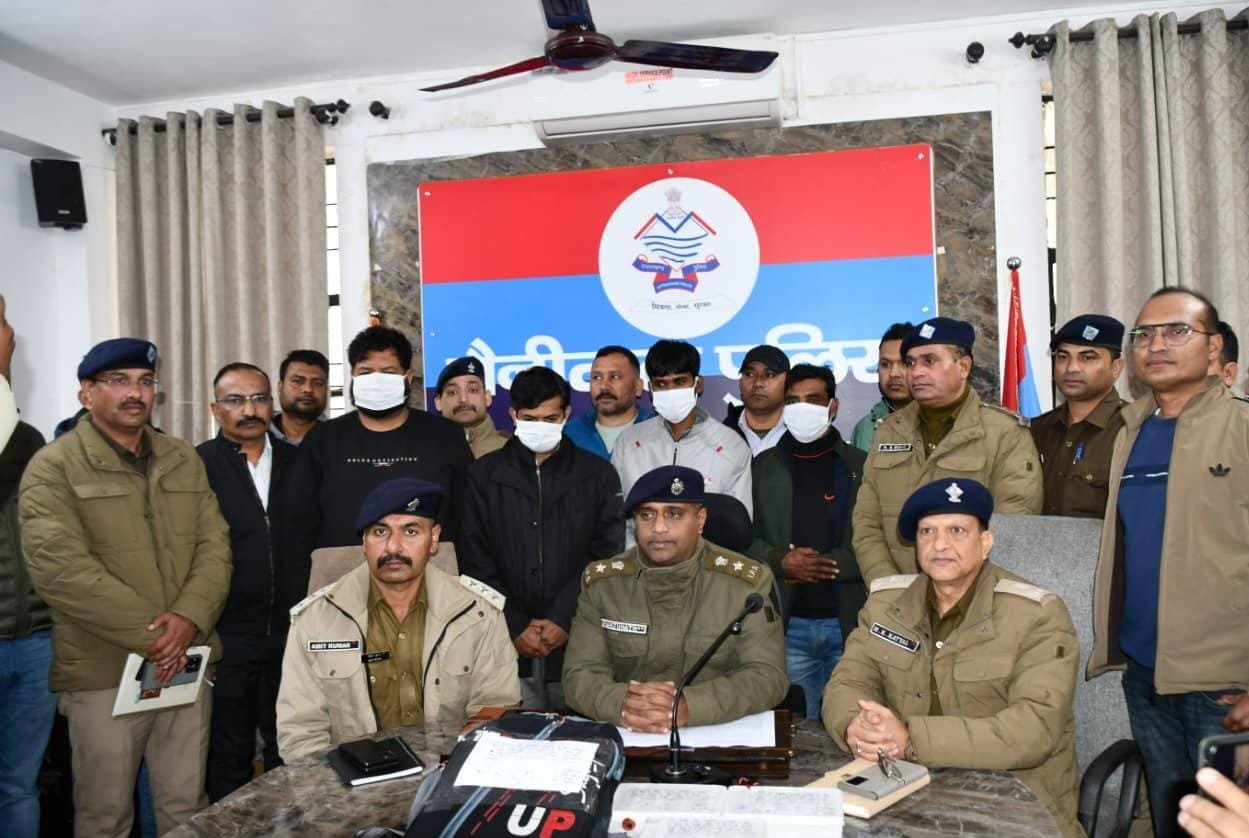 *नैनीताल पुलिस का बड़ा खुलासा, SSP डॉ. मंजुनाथ टी.सी. की कमान में कानून की पकड़ से कोई बाहर नहीं*  *22 लाख के सोने-चाँदी के आभूषण बरामदगी के साथ 04 अंतर्राज्यीय चोर गैंग बेनकाब*