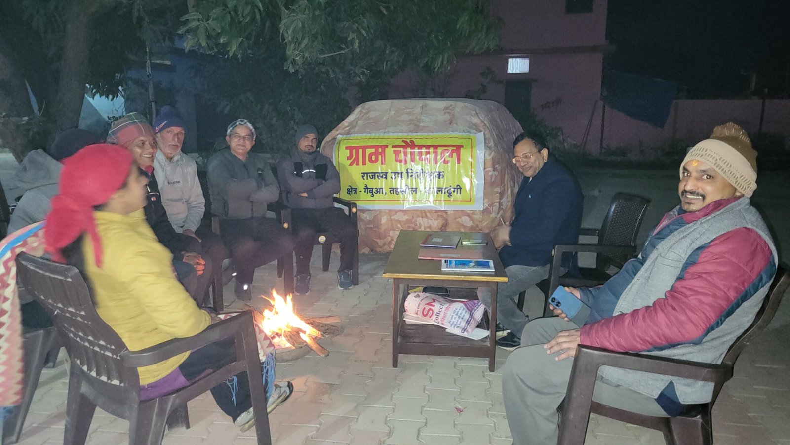 सर्द रातों में प्रशासन जनता के बीच, रात्रि चौपाल बनी समाधान का माध्यम।