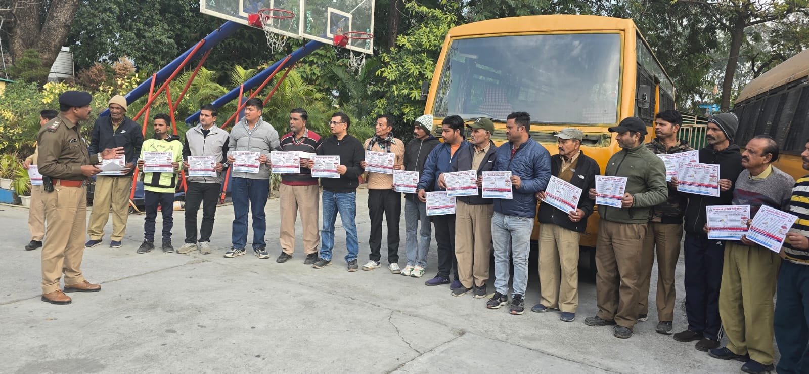 सड़क सुरक्षा माह में नैनीताल पुलिस का सख़्त अभियान, स्कूल बस संचालकों को किया जागरूक।