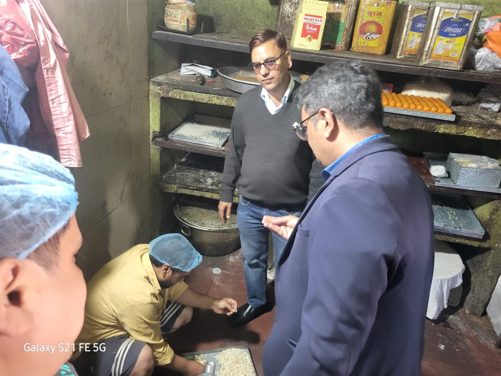 होली पर्व को देखते हुए जनपद उधम सिंह नगर के रुद्रपुर में खाद्य सुरक्षा विभाग ने सघन छापेमारी अभियान चलाया।