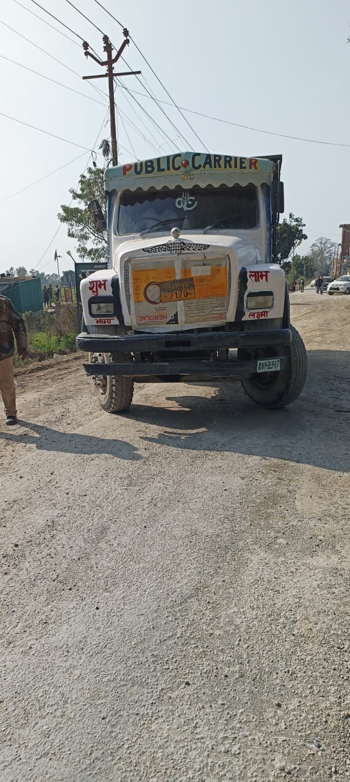 तराई पश्चिमी वन प्रभाग की सख्त कार्रवाई, अवैध आरबीएम ले जाते ट्रैक्टर-ट्रॉली व डंपर पकड़े”