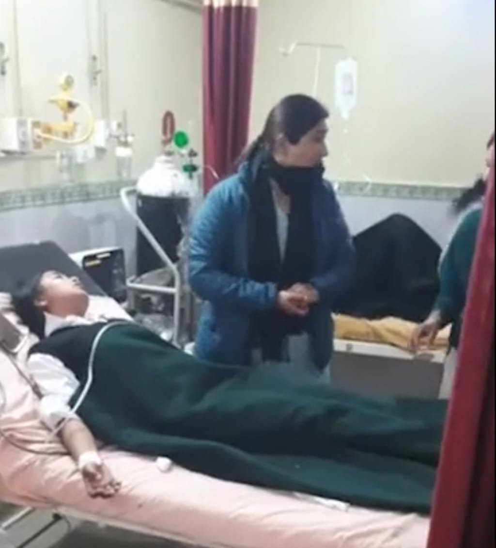 लोहाघाट पॉलिटेक्निक में प्रैक्टिकल के दौरान केमिकल हादसा, 8 लोग अस्पताल में भर्ती”