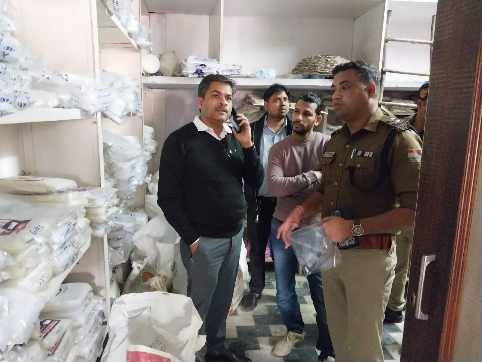 ज्वालापुर में SDM की छापेमारी, प्रतिबंधित पॉलिथीन बेचने वालों पर कार्रवाई