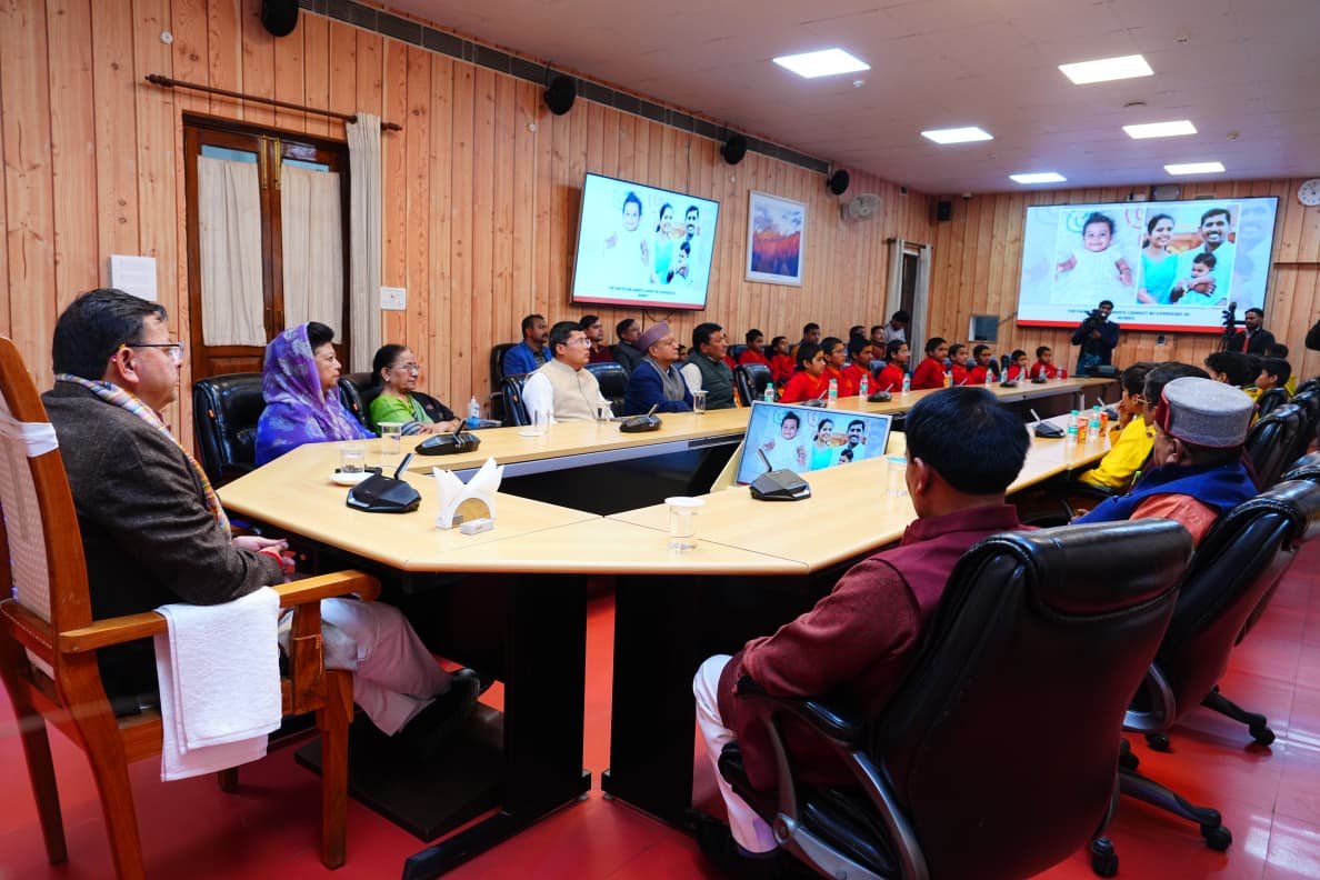 धामी ने बच्चों व जनप्रतिनिधियों संग सुना ‘मन की बात’, नवाचार और राष्ट्र निर्माण पर दिया बल