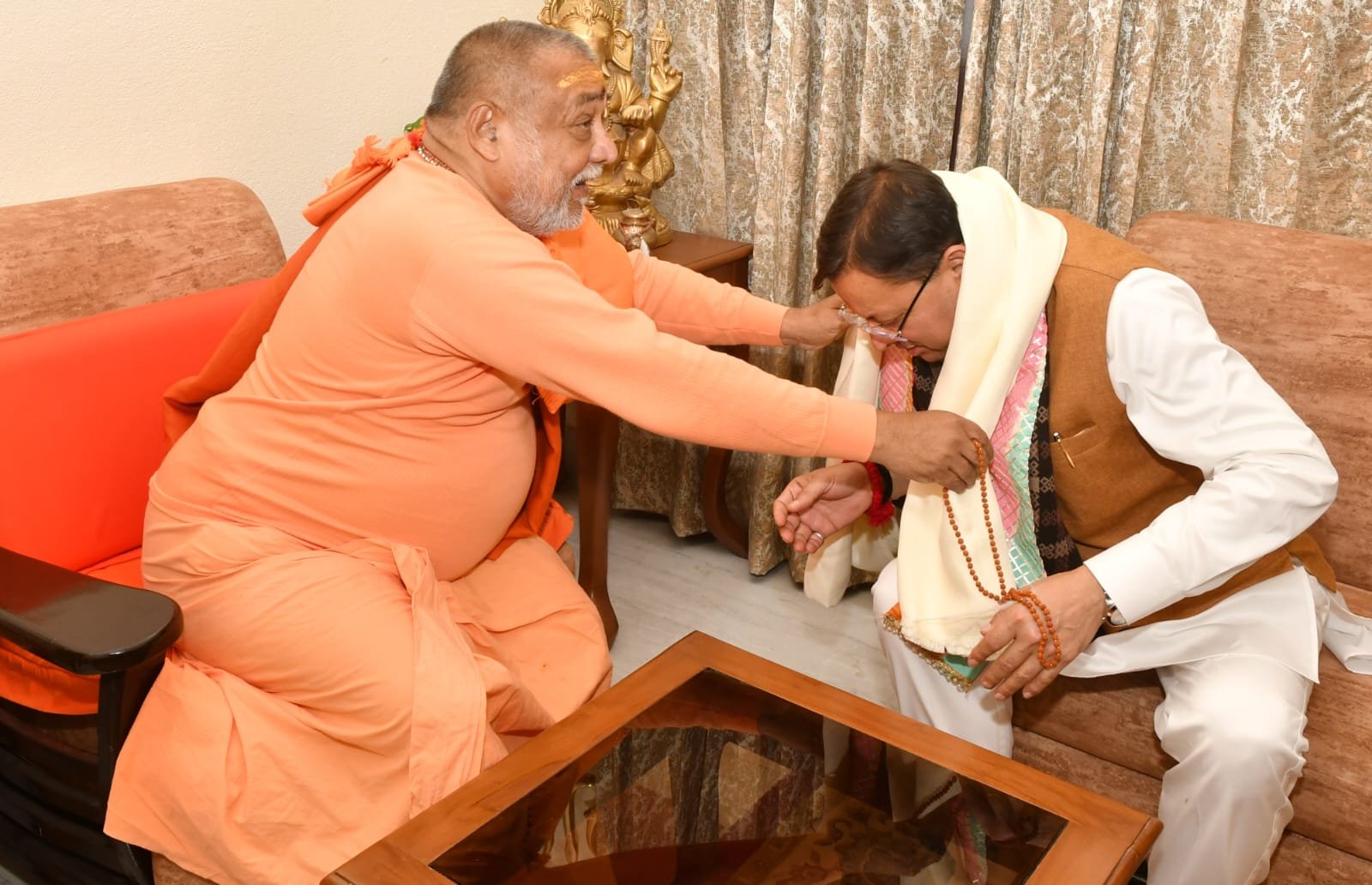 मुख्यमंत्री धामी ने कनखल आश्रम में जगद्गुरु शंकराचार्य से की शिष्टाचार भेंट
