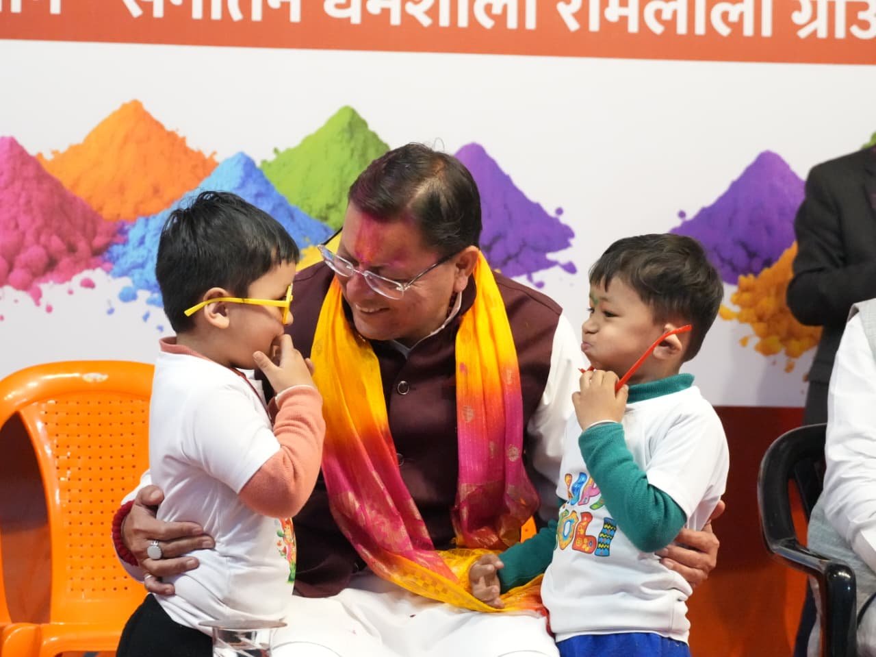 सनातन धर्मशाला में गूंजी पारंपरिक होली, मुख्यमंत्री धामी ने बांटे रंग और प्रेम