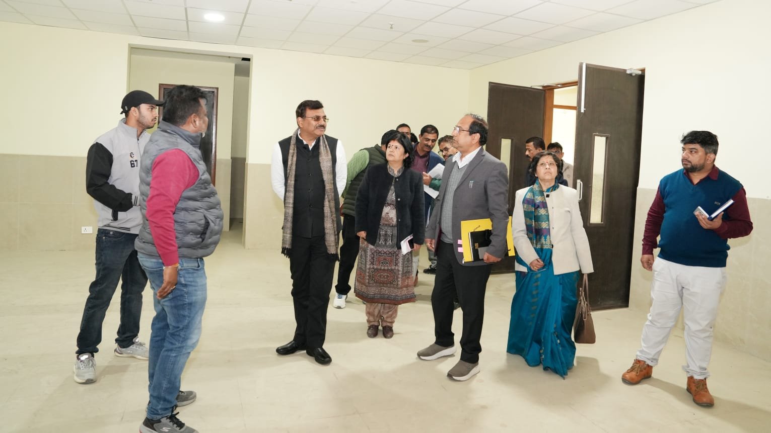 हर्रावला में बने नए राजकीय मैटरनिटी एवं कैंसर अस्पताल का मुख्य सचिव ने लिया जायजा