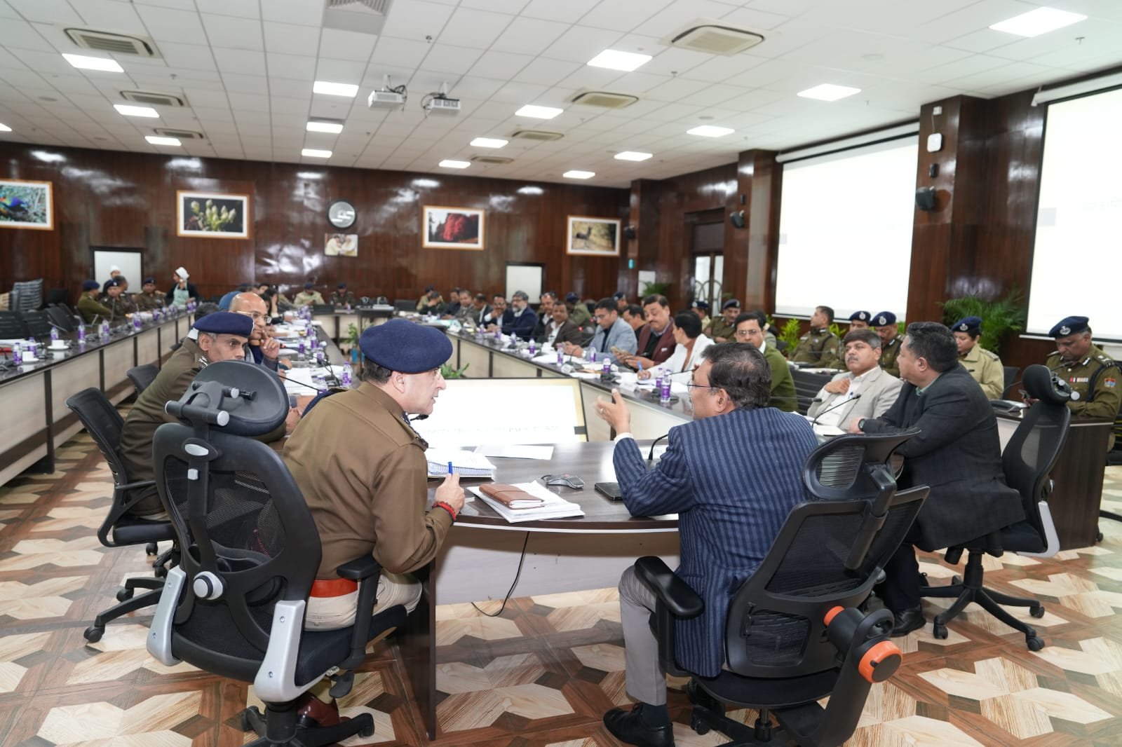 मुख्य सचिव आनंद बर्द्धन ने गृह विभाग की समीक्षा की, कानून व्यवस्था पर सख्ती के निर्देश