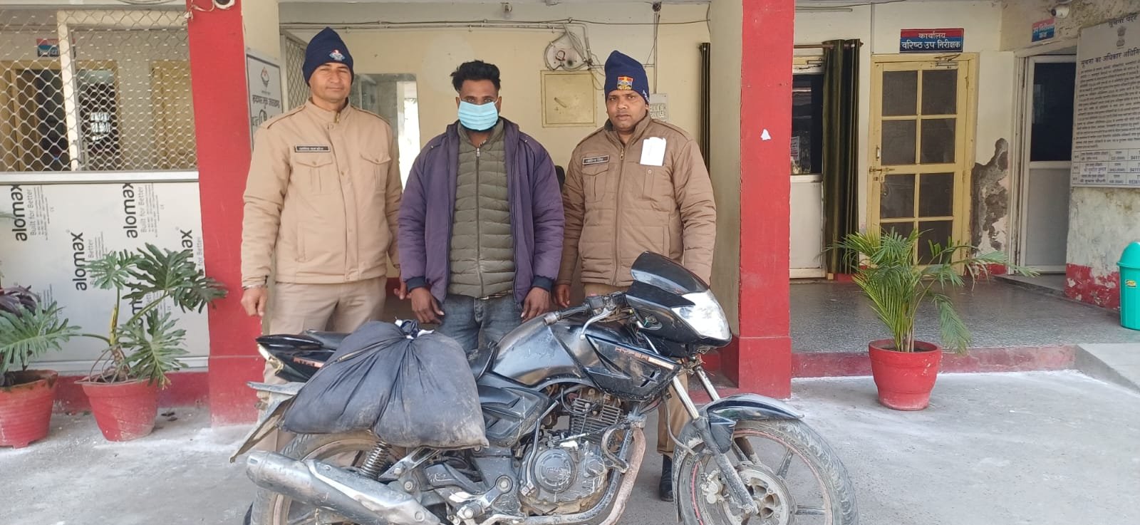 ड्रग फ्री देवभूमि अभियान के तहत रामनगर पुलिस की कार्रवाई, 103 पाउच अवैध शराब बरामद।