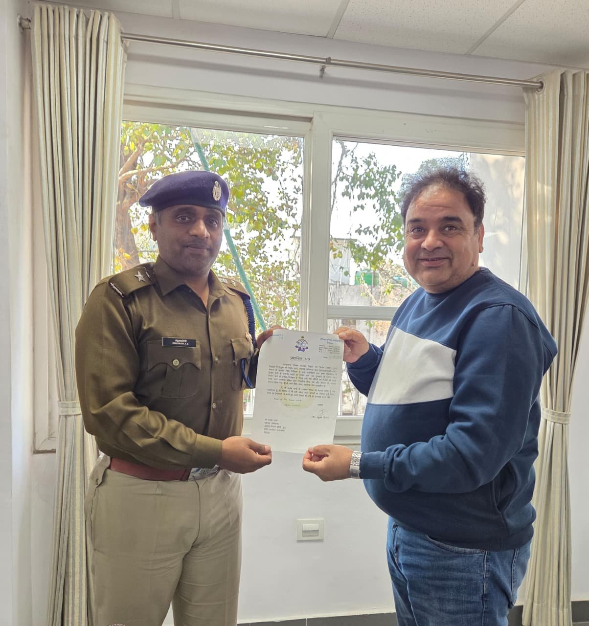 उत्कृष्ट भवन निर्माण पर सहायक अभियंता जयांक पाण्डे को SSP ने किया सम्मानित।