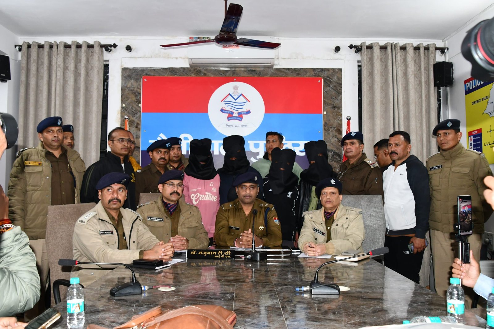 *अपराधियों के काल बन रहे पुलिस कप्तान मंजुनाथ टीसी*  *कड़ी से कड़ी जोड़कर खोली सनसनीखेज दोहरे हत्याकांड की गुत्थी*  *SSP नैनीताल डॉ. मंजुनाथ टीसी की रणनीति सफल – 04 हत्यारे गिरफ्तार*  *SSP का सख्त संदेश – “अपराधियों की जगह समाज में नहीं, सिर्फ जेल में है।”*