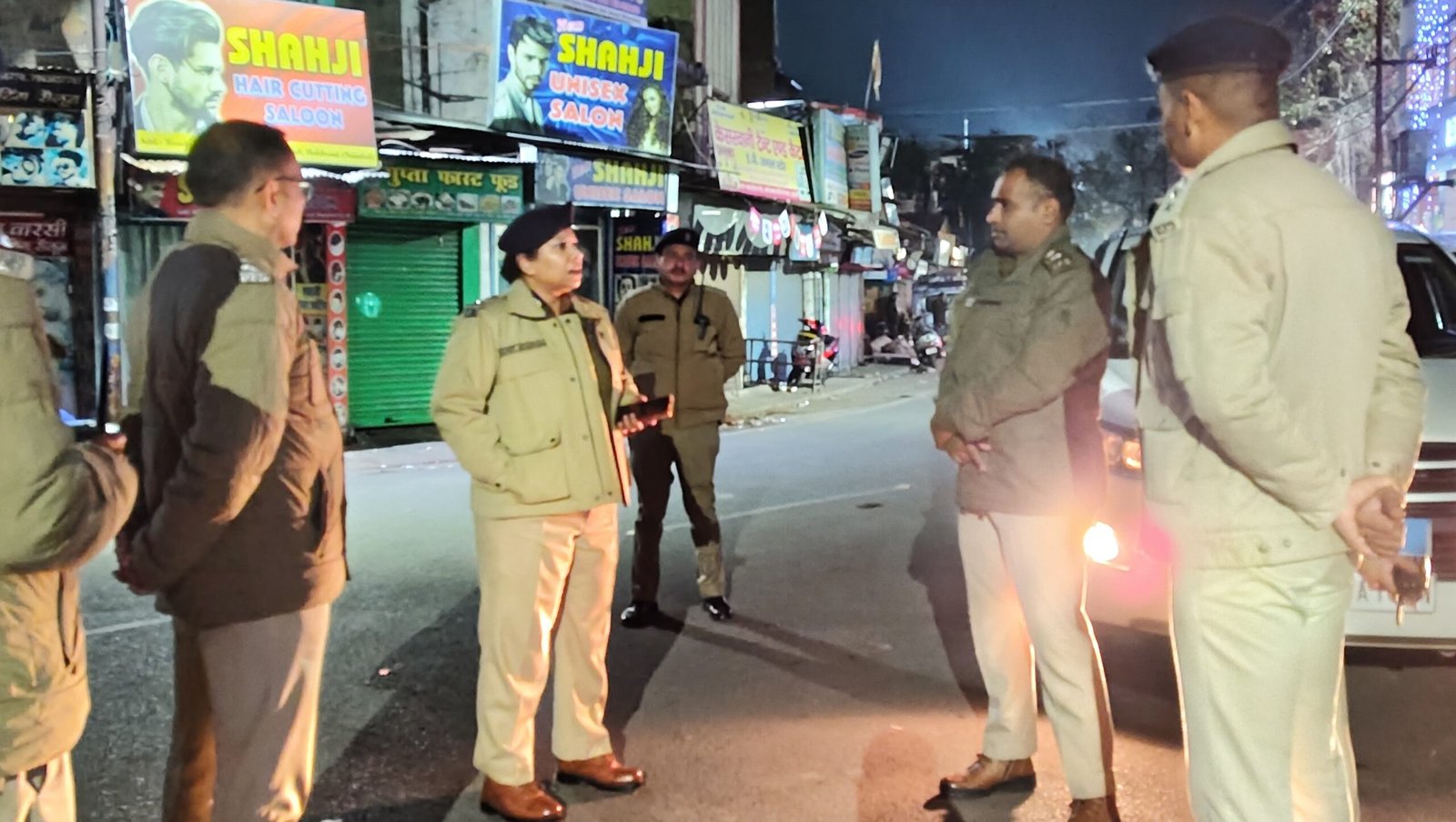 *🚨 माननीय मुख्यमंत्री के निर्देश पर कानून व्यवस्था सुदृढ़ करने को पुलिस अलर्ट*  *प्रभावी पुलिसिंग/सुरक्षा व्यवस्था परखने IG कुमायूँ रिधिम अग्रवाल व SSP नैनीताल डॉ. मंजुनाथ टीसी स्वयं उतरे मैदान में*     *काले शीशे लगी संदिग्ध वाहन पर पड़ी SSP NAINITAL डॉ0 मंजुनाथ टी0सी0 की पैनी नजर*  *शराब के नशे में मदहोश, अवैध कारतूस के साथ अभियुक्त हुआ गिरफ्तार*