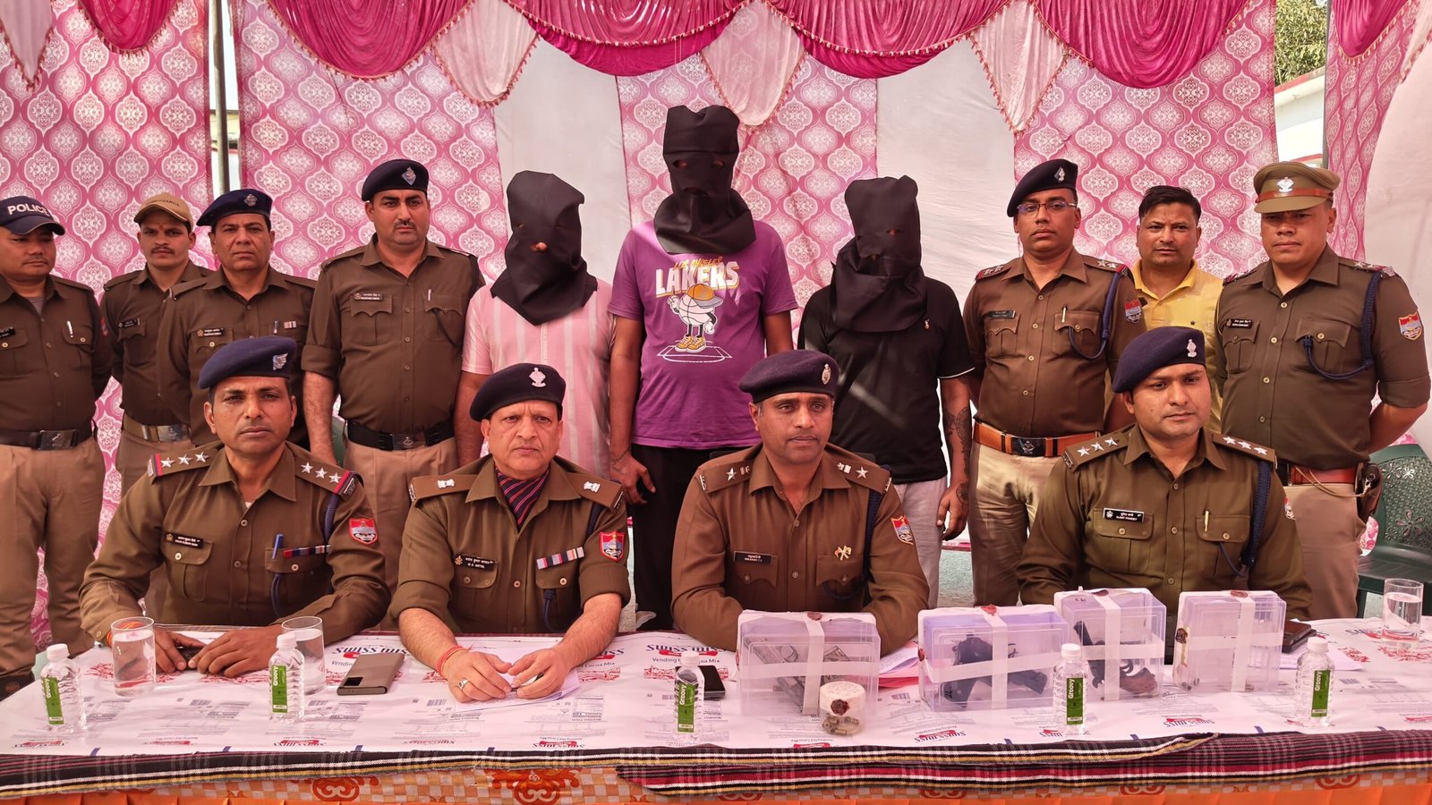 *कालाढूंगी फायरिंग कांड का खुलासा — SSP डॉ. मंजूनाथ टी.सी. की रणनीति से 03 बदमाश गिरफ्तार, 03 अवैध पिस्टल, तमंचा सहित 05 कारतूस बरामद*  *जनपद में दहशत फैलाने वालों को SSP NAINITAL की स्पष्ट चेतावनी — कानून से टकराने वाके बख्शे नहीं जाएंगे*   *🚔 नैनीताल पुलिस हर अपराधी तक पहुँचेगी — बचना नामुमकिन है।*