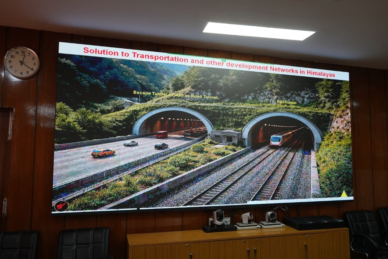 निर्माणाधीन रेलवे स्टेशनों के आसपास के क्षेत्र का होगा पुनर्विकास