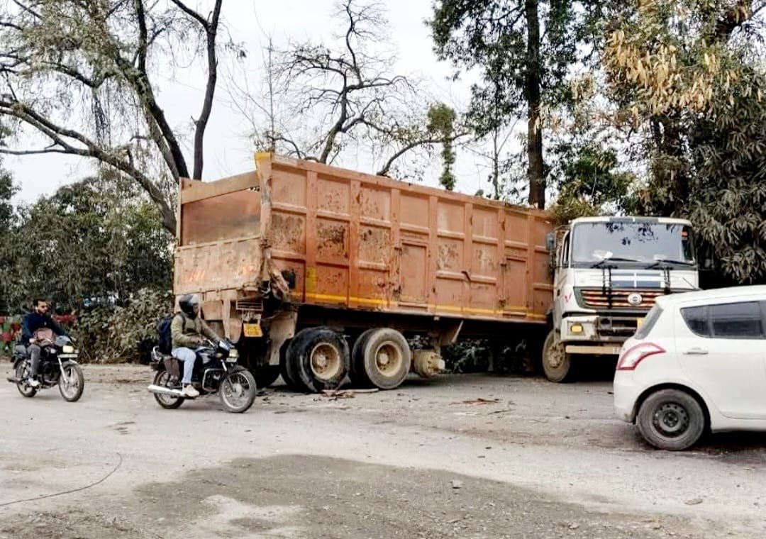 दिन-रात दौड़ते डंपर बने खतरा, एनएच-309 पर फिर टली बड़ी अनहोनी