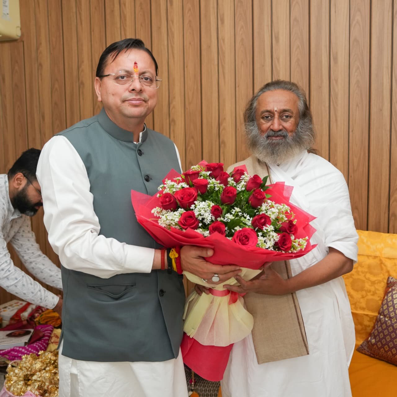 ऋषिकेश में CM पुष्कर सिंह धामी ने श्री श्री रविशंकर से की भेंट, लिया आशीर्वाद