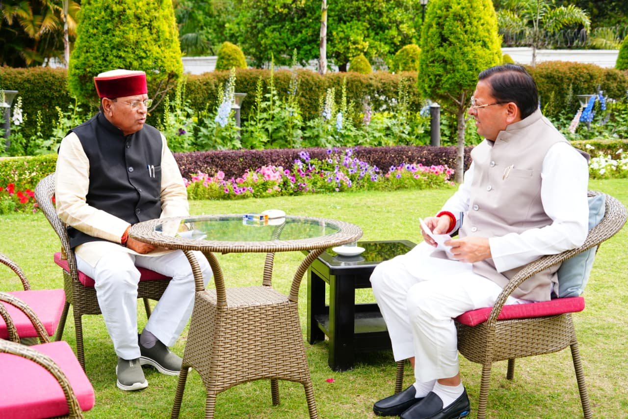 देहरादून: सीएम धामी से कैबिनेट मंत्री खजान दास की शिष्टाचार भेंट