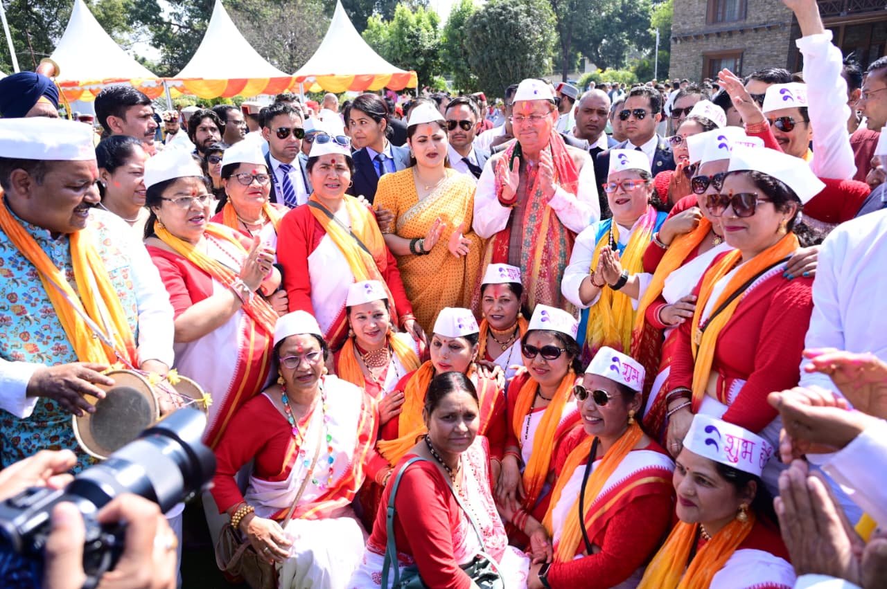 होली मिलन कार्यक्रम में जुटे गढ़वाल-कुमाऊं से लेकर जौनसार तक के कलाकार’