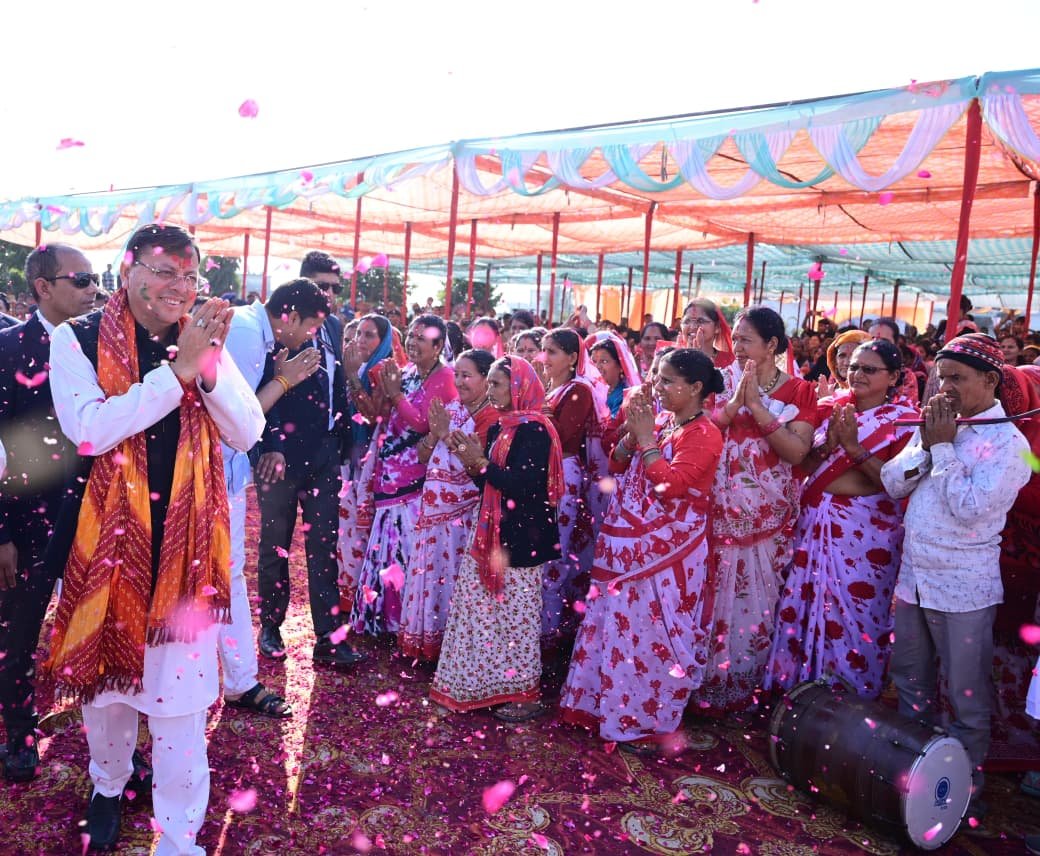 सीएम ने जनसमुदाय संग साझा की उत्सव की खुशियां जनता ने पुष्पवर्षा कर किया भव्य स्वागत