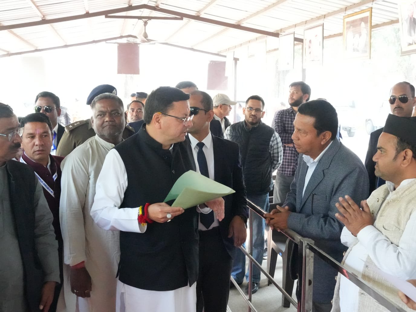 जनता दरबार में मुख्यमंत्री धामी सख्त, लंबित प्रकरणों पर समयबद्ध कार्रवाई के निर्देश