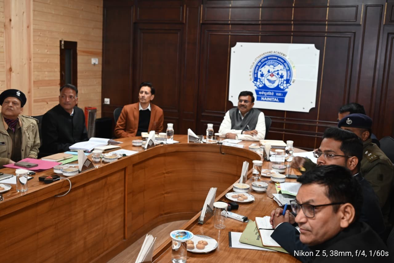सीएम हेल्पलाइन में प्राप्त शिकायतों को गंभीरता पूर्वक लेते हुए उनका समय से निस्तारण किया जाय-मुख्य सचिव
