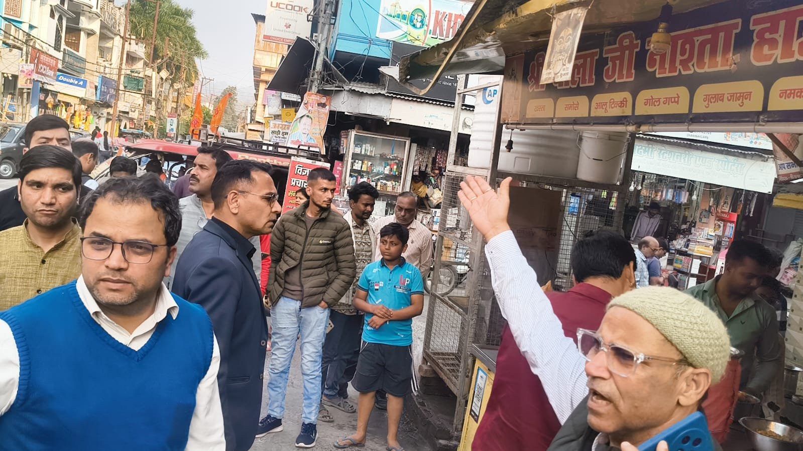 सड़क घेरने वालों पर सख्ती, कोशी रोड में चला अतिक्रमण हटाओ अभियान        कोशी रोड चूड़ी गली में चला अतिक्रमण हटाओ अभियान, 11 चालान कर 6500 रुपये जुर्माना वसूला।