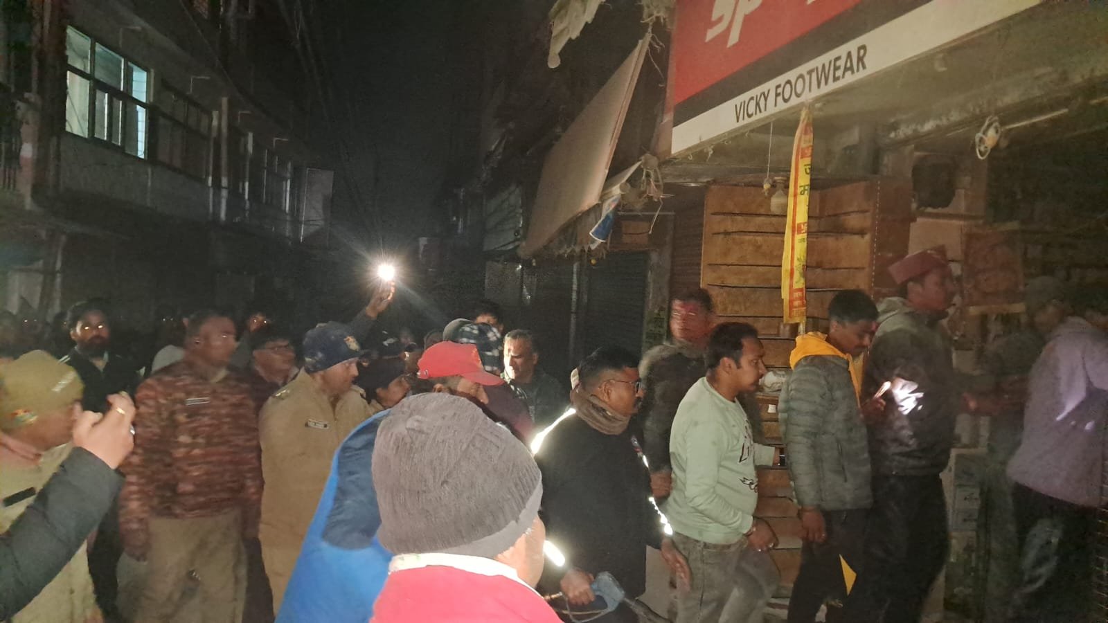 तल्लीताल में बड़ा अग्निकांड टला, संयुक्त रेस्क्यू ऑपरेशन बना मिसाल