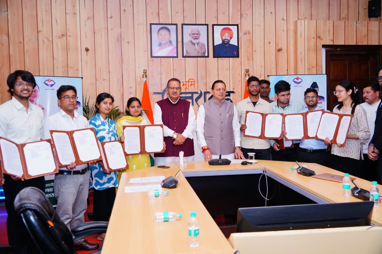 30 हजार नौकरियों के बाद फिर बड़ा फैसला, 12 अभ्यर्थियों को नियुक्ति पत्र