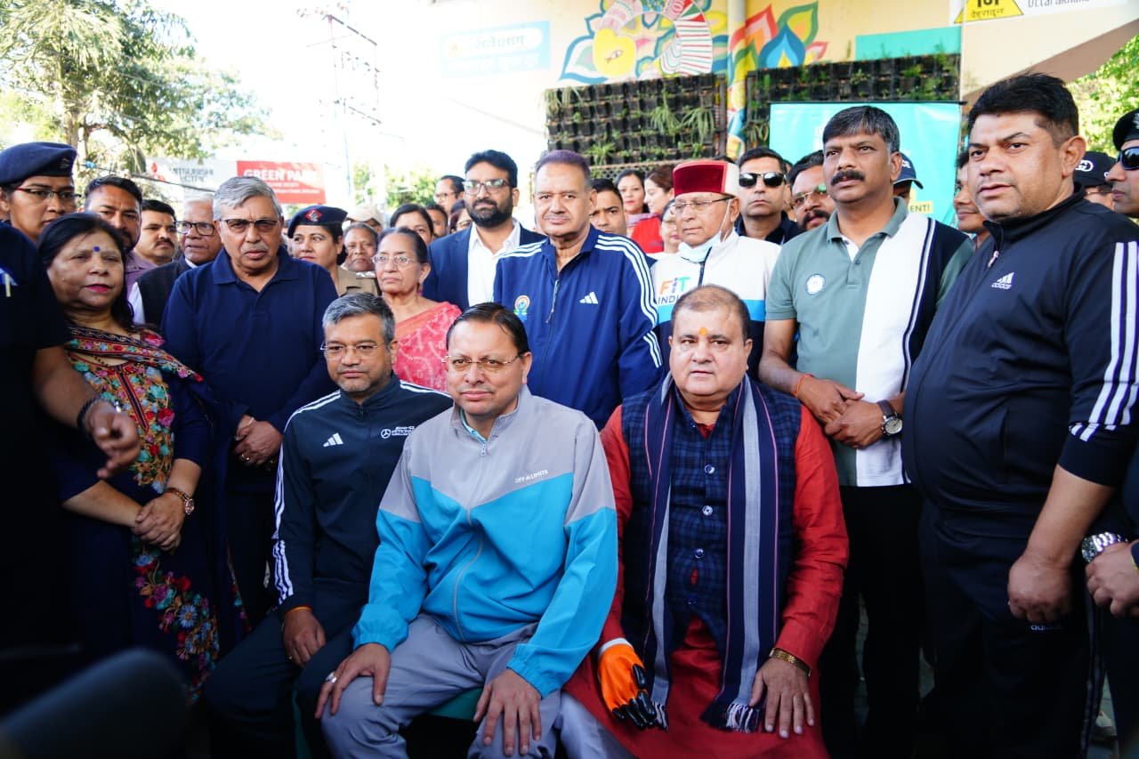 बल्लूपुर चौक पर सीएम पुष्कर सिंह धामी ने थामा झाड़ू, ‘स्वेच्छा से स्वच्छता’ अभियान को दिया जनभागीदारी का संदेश
