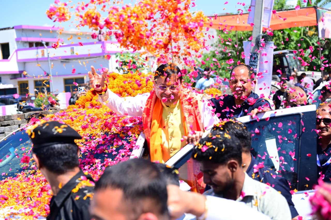 मुख्यमंत्री का रोड शो में जनता व जनप्रतिनिधियों ने पुष्पवर्षा कर भव्य स्वागत किया।